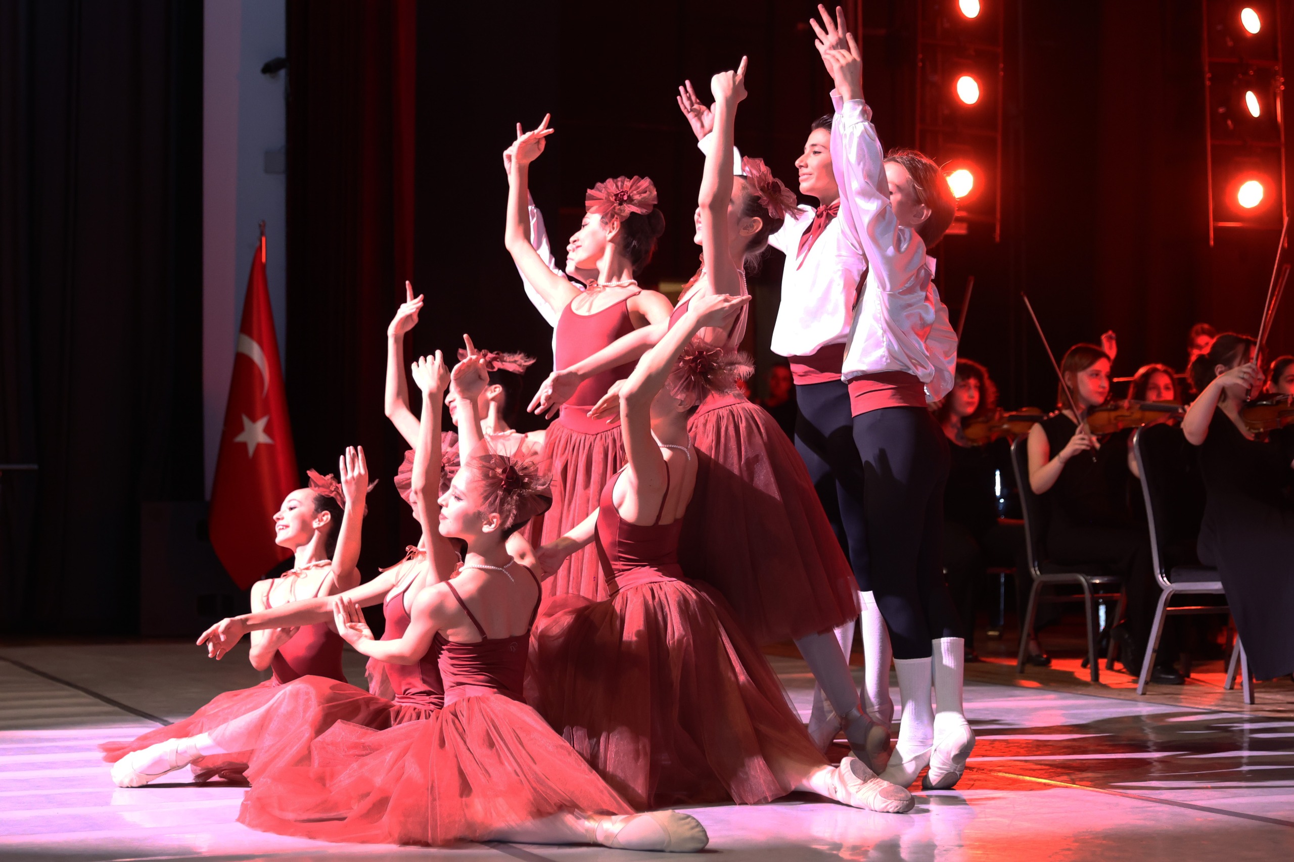 DEÜ’DEN CUMHURİYETİN 102. YILINA YAKIŞAN SANAT ŞÖLENİ